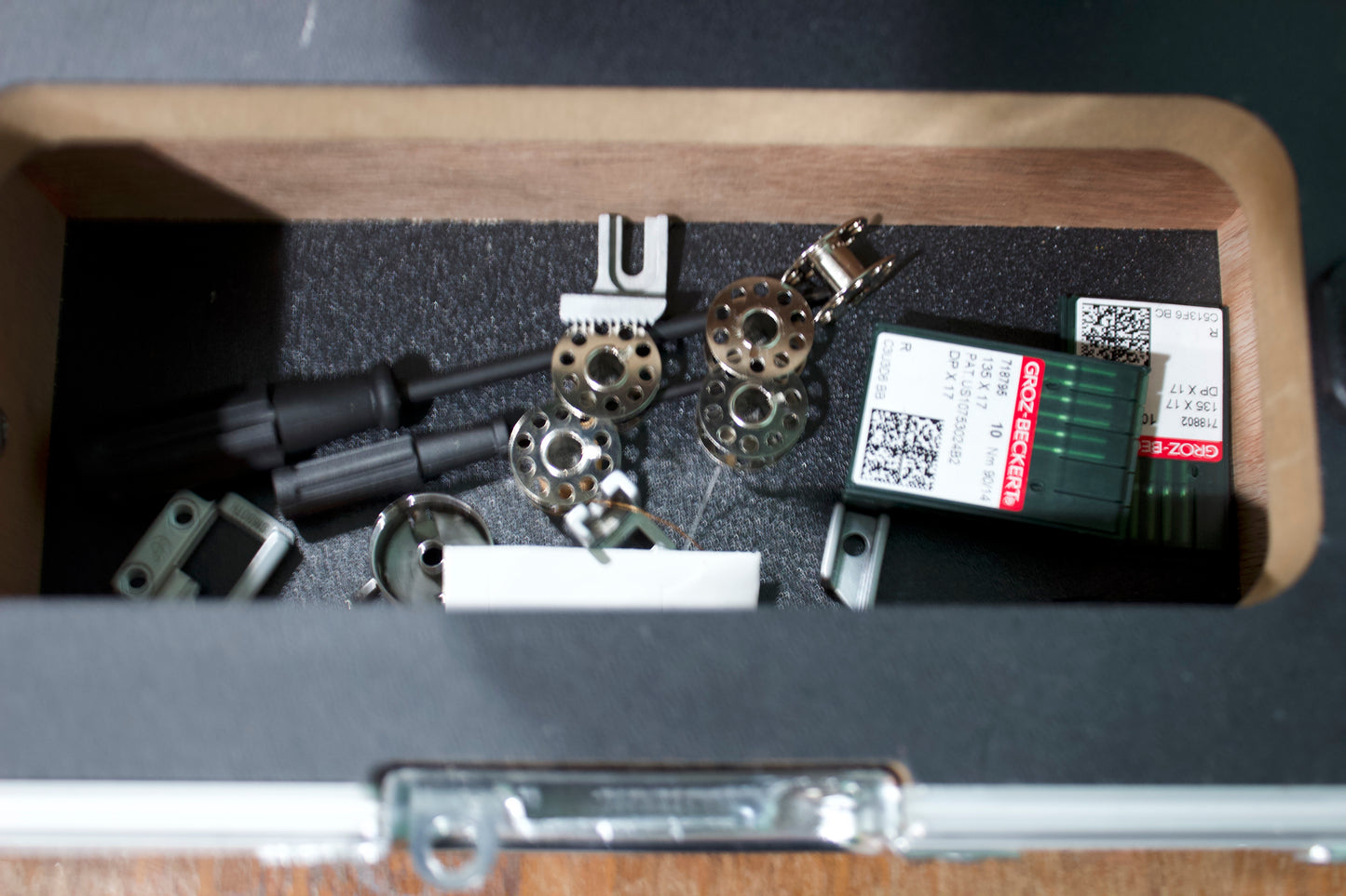 Photo showing the carrying case without the tray